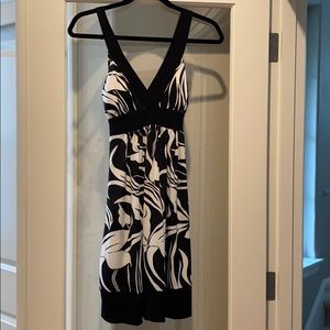V-neck Black/White Dress